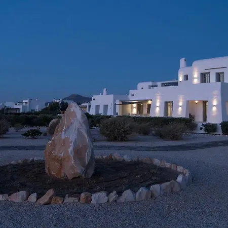 Unique Beachfront Villa, 5 Bedrooms, Swimming Pool & Jacuzzi *