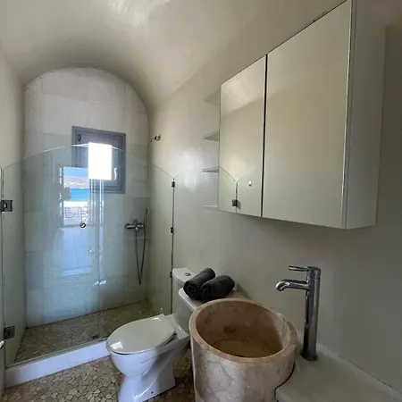 Semesterbostad Unique Beachfront Villa, 5 Bedrooms, Swimming Pool & Jacuzzi *