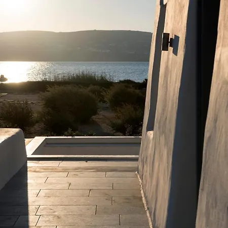 Unique Beachfront Villa, 5 Bedrooms, Swimming Pool & Jacuzzi Semesterbostad *