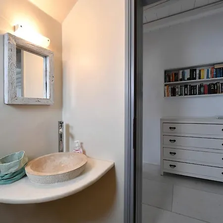 Unique Beachfront Villa, 5 Bedrooms, Swimming Pool & Jacuzzi Nyaraló