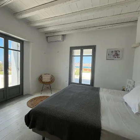 Unique Beachfront Villa, 5 Bedrooms, Swimming Pool & Jacuzzi *