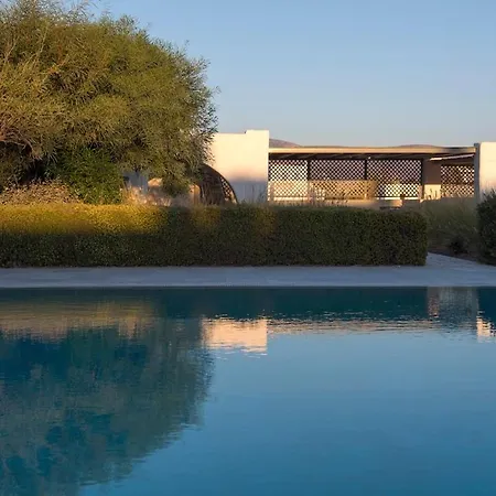 Unique Beachfront Villa, 5 Bedrooms, Swimming Pool & Jacuzzi Nyaraló *