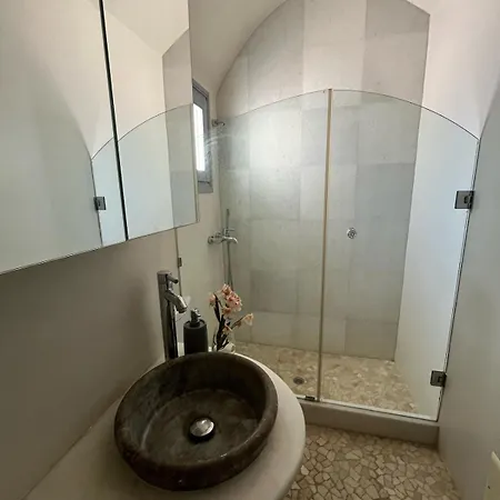 Semesterbostad Unique Beachfront Villa, 5 Bedrooms, Swimming Pool & Jacuzzi *