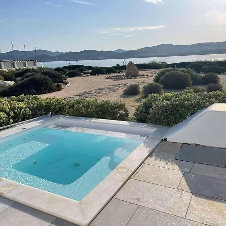 Unique Beachfront Villa, 5 Bedrooms, Swimming Pool & Jacuzzi Semesterbostad