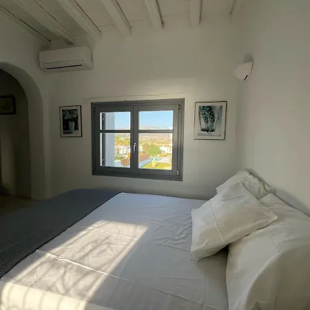 Unique Beachfront Villa, 5 Bedrooms, Swimming Pool & Jacuzzi *