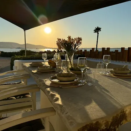 Unique Beachfront Villa, 5 Bedrooms, Swimming Pool & Jacuzzi Semesterbostad *